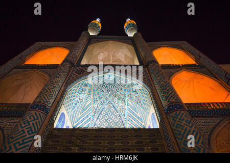 Vue sur la mosquée Amir Chakmak Yazd dans la nuit - Iran Banque D'Images