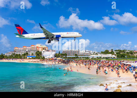 PHILIPSBURG, SAINT MARTIN - 28 décembre 2016 : un avion de l'Aéroport Princess Juliana approches onlooking ci-dessus des spectateurs. La piste courte donne Banque D'Images