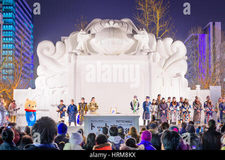 SAPPORO, JAPON - Février 5, 2017 : interprètes vêtus de l'Ainu traditionnelle armoire présente l'ouverture de la Sapporo Snow Festival. Je commence l'événement Banque D'Images