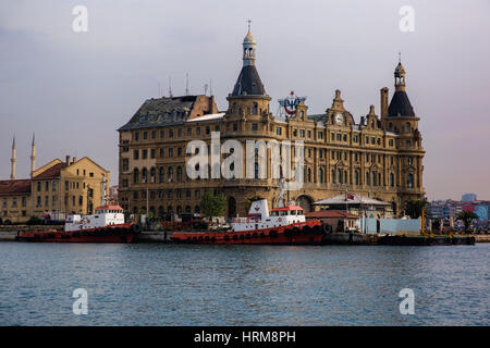 La gare historique de Haydarpasa vu de l'eau pendant la traversée sur le ferry de la rive européenne à la rive asiatique d'Istanbul, Turquie Banque D'Images