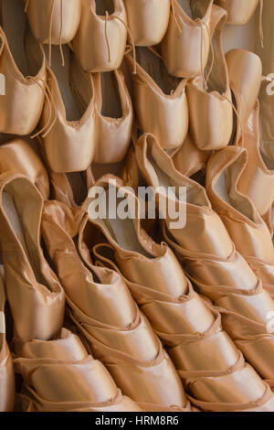 Un mur de satin rose empilées et chaussons de ballet chaussures point dans le district de théâtre de Covent Garden, Londres, Angleterre Banque D'Images