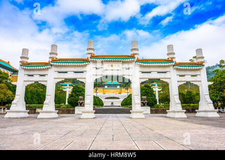 Taipei, Taiwan au Musée National du Palais gate. (Gate lit que "pour tout le monde') Banque D'Images