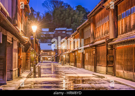 Kanazawa, Japon lors de l'historique quartier Higashi Chaya en hiver. Banque D'Images