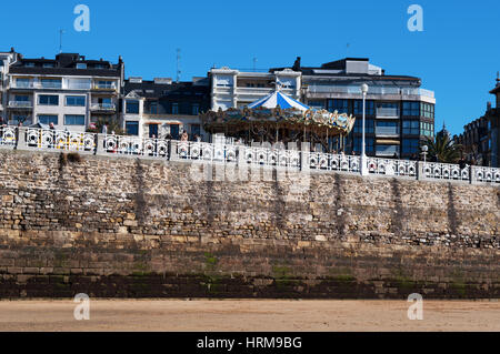 Donostia-San Sebastian : un carrousel vu de la célèbre plage de La Concha, considérée comme l'une des meilleures plages de la ville en Europe Banque D'Images