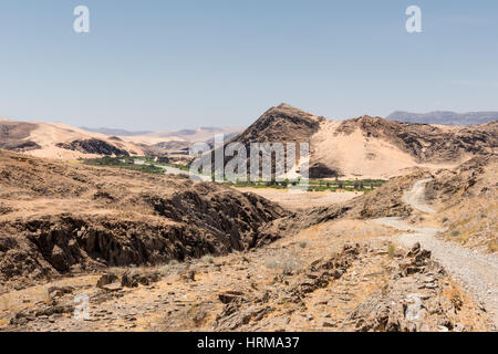 Approche de la rivière Kunene dans Kaokoland, marquant la frontière entre la Namibie et l'Angola. La Wilderness Safaris Serra Cafema Camp est situé ici. Banque D'Images