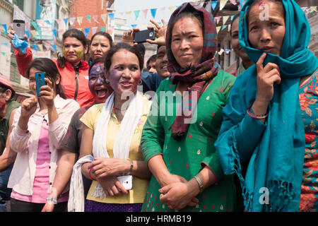 Les népalaises pendant le Festival Holi, Katmandou, Népal Banque D'Images