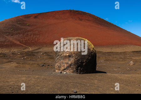 Bombe volcanique en face du volcan Montana Colorada à Lanzarote, îles Canaries, Espagne. Banque D'Images