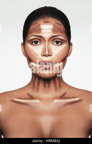 Portrait de contour et mettre du maquillage sur modèle féminin. Contouring maquillage visage professionnel technique. Banque D'Images