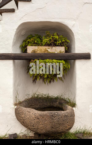 Un filtre à eau en pierre de lave en Teguise, Lanzarote, îles Canaries, Espagne Banque D'Images