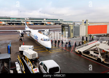 Les passagers d'un avion Flybe à l'aéroport Schipol d'Amsterdam, Hollande Banque D'Images