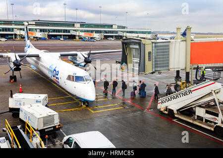 Les passagers d'un avion Flybe à l'aéroport Schipol d'Amsterdam, Hollande Banque D'Images