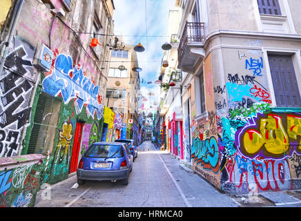 Route avec des graffitis colorés à Monastiraki quartier Psirri Athènes Grèce Banque D'Images