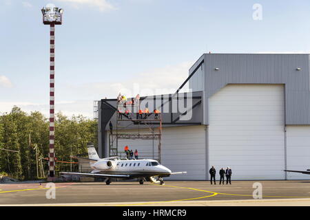 OSTRAVA, RÉPUBLIQUE TCHÈQUE - le 22 septembre : Business Jet Mirage 2000-5 se place en avant de l'hangar de l'aéroport le 22 septembre 2012 à Ostrava, C Banque D'Images