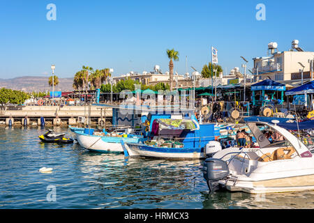 LATCHI, Chypre - 24 juillet 2016 : vue sur le port avec les nombreux cafés et restaurants. Banque D'Images