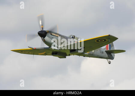 Battle of Britain Memorial Flight Supermarine Spitfire LF XVIe TE311 quitte l'Aérodrome de Goodwood Banque D'Images