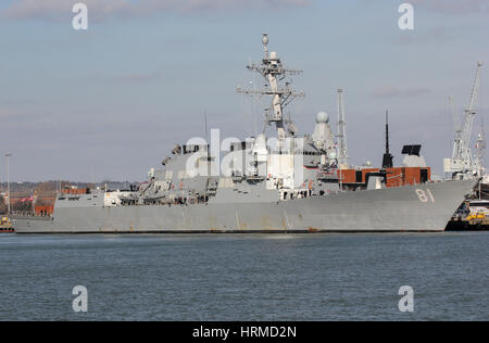 USS Winston S. Churchill (DDG-81) amarré dans le port de Portsmouth au cours d'une visite au Royaume-Uni, avec l'USS Theodore Roosevelt Banque D'Images