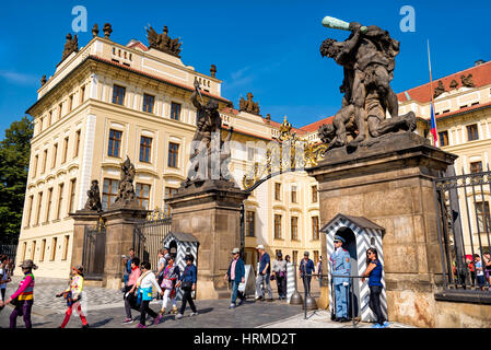 PRAGUE, RÉPUBLIQUE TCHÈQUE - Septembre 07, 2016 : les touristes et les gardiens à l'entrée du château de Prague sous une statue de combats géants. Banque D'Images