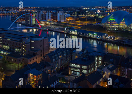 Vue de nuit de la BALTIC Centre for Contemporary Arts et le Sage Music Center à Gateshead, Tyne et Wear, Angleterre, Royaume-Uni, Europe Banque D'Images