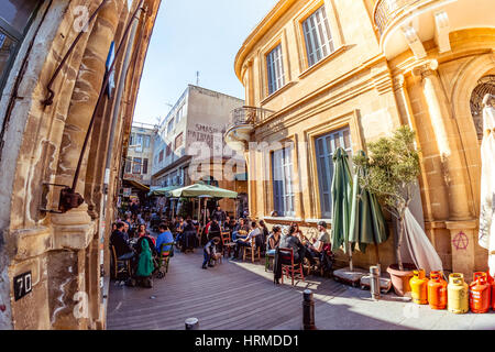 Nicosie - 13 avril 2015 : Les restaurants et cafés traditionnels rue Ledra Banque D'Images