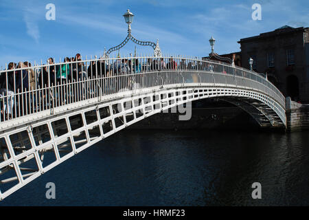 Le plus célèbre pont de Dublin appelé demi penny Bridge en raison de l'appel sans frais facturés pour l'adoption, l'Irlande Banque D'Images