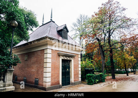 Madrid, Espagne - 20 novembre 2016 : dans la région de pavillion du Retiro un jour nuageux. Le parc del Buen Retiro est un grand parc populaire au bord de la ville cen Banque D'Images