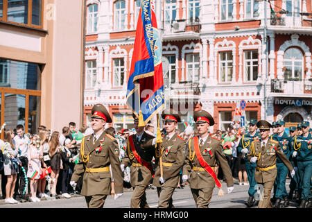 Le Bélarus, Homiel célébration Fête de la victoire le 9 mai. Personnel de l'Institut de génie de Gomel de ministère des Situations d'urgence, l'Emercom en marchant formatio Banque D'Images