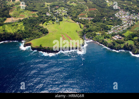 Vue aérienne de la petite ville au nord de Papaikou sur Hilo, Hawaii, USA. Banque D'Images