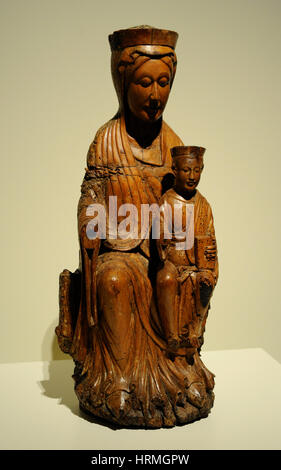 Vierge à l'enfant. Première moitié du 13e siècle. La sculpture sur bois avec restes de polychromie. Anonyme. Probablement de la Castille. Musée national d'Art de Catalogne. Barcelone. La Catalogne. L'Espagne. Banque D'Images