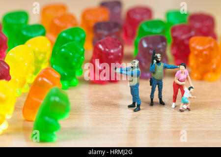 Gummy Bear invasion. / Nuisibles junk food concept. Macro photo Banque D'Images