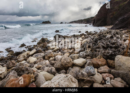 Côte Rocheuse sur un jour de tempête en hiver près de les bains d'Aphrodite, Chypre Banque D'Images