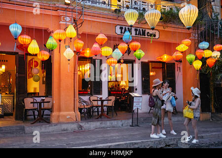 Café à l'ancienne ville de Hoi An allumé au crépuscule. Province de Quang Nam, Vietnam. Banque D'Images