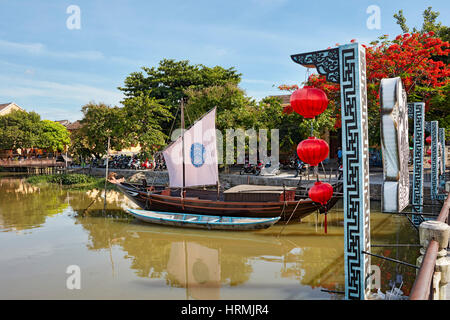 Bateau traditionnel sur la rivière Thu Bon. Hoi An, Quang Nam Province, Vietnam. Banque D'Images