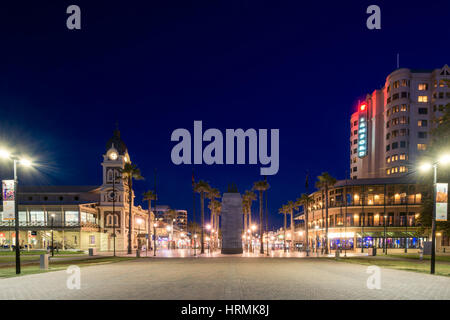 Adelaide, Australie - Août 22, 2015 : Moseley Square avec Pioneer Memorial au milieu de nuit. Moseley Square est une place publique dans la ville de H Banque D'Images