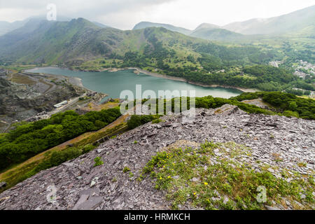 Vue depuis la région de Dinorwig Ardoise sur Llyn Padarn, Llanberis et le nant Peris pass. Banque D'Images