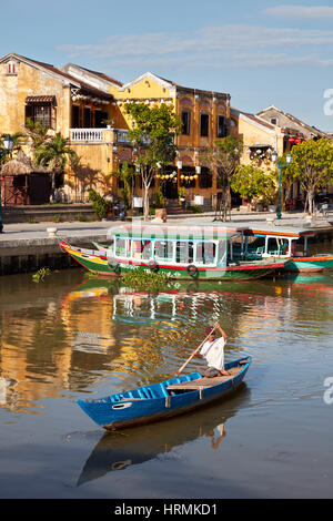 Bateaux sur la rivière Thu Bon. L'ancienne ville de Hoi An, Quang Nam Province, Vietnam. Banque D'Images