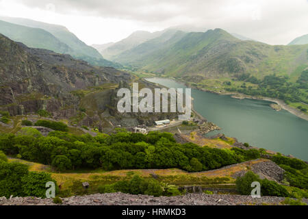 Vue depuis la région de Dinorwig Ardoise sur Llyn Padarn, Llanberis et le nant Peris pass. Banque D'Images