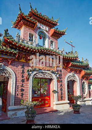 Porte d'entrée à l'Assembly Hall (Fujian) de Phuc Kien. L'ancienne ville de Hoi An, Quang Nam Province, Vietnam. Banque D'Images