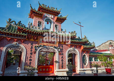 Porte d'entrée ornée de la salle d'Assemblée Fujian (Phuc Kien). Hoi an, province de Quang Nam, Vietnam. Banque D'Images