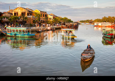 Bateaux sur la rivière Thu Bon. L'ancienne ville de Hoi An, Quang Nam Province, Vietnam. Banque D'Images