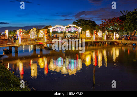 Cau Un pont de Hoi An allumé au crépuscule. L'ancienne ville de Hoi An, Quang Nam Province, Vietnam. Banque D'Images