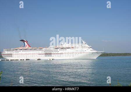 L'ANSE ORANGE RÉPUBLIQUE DOMINICAINE 9 FÉVRIER 2016 : Carnival Cruise Ship at sea Banque D'Images