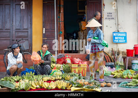 Vendeur de fruits dans l'ancienne ville de Hoi An. Province de Quang Nam, Vietnam. Banque D'Images