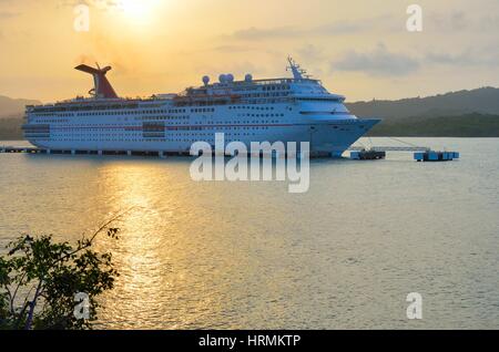 L'ANSE ORANGE RÉPUBLIQUE DOMINICAINE 9 FÉVRIER 2016 : Carnival Cruise Ship au coucher du soleil Banque D'Images