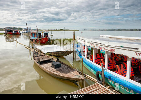 Bateaux sur la rivière Thu Bon. Hoi An, Quang Nam Province, Vietnam. Banque D'Images