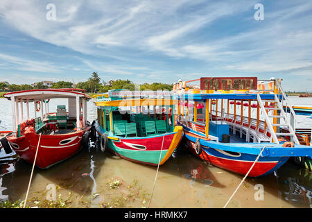 Bateaux sur la rivière Thu Bon. Hoi An, Quang Nam Province, Vietnam. Banque D'Images