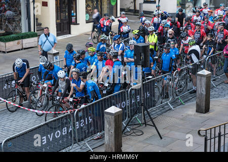 Chester Triathlon Club d'abord au loin à l'élever au-dessus de sportive Banque D'Images