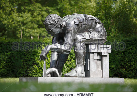 Eduardo Paolozzi's sculpture en bronze "maître de l'Univers" à la galerie d'Art moderne de deux, Édimbourg Banque D'Images