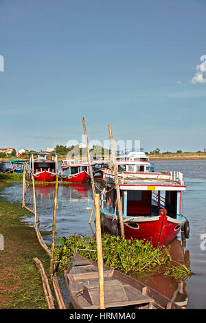 Les bateaux traditionnels sur la rivière Thu Bon. Hoi An, Quang Nam Province, Vietnam. Banque D'Images