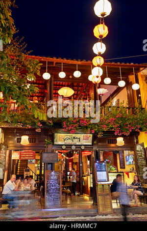 Maison ancienne dans l'ancienne ville de Hoi An à allumé la nuit. Province de Quang Nam, Vietnam. Banque D'Images