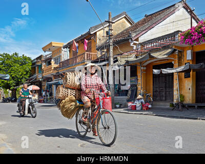 Scène de rue à l'ancienne ville de Hoi An. Province de Quang Nam, Vietnam. Banque D'Images